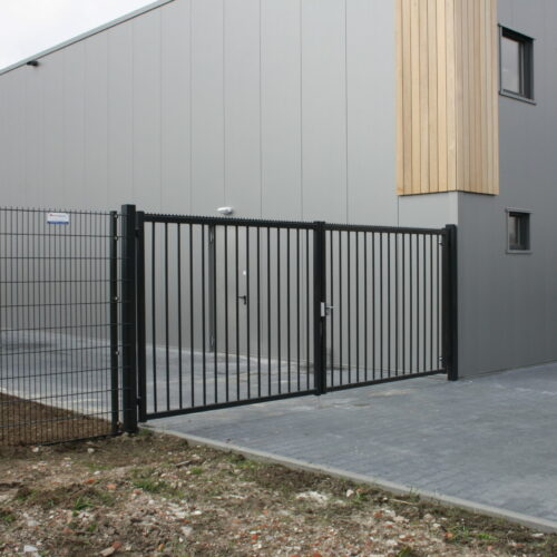 Sluit uw terrein af met duurzame draaipoorten van SKWshop. Elektrisch of handbediend, volledig op maat gemaakt en topkwaliteit uit Nederland.